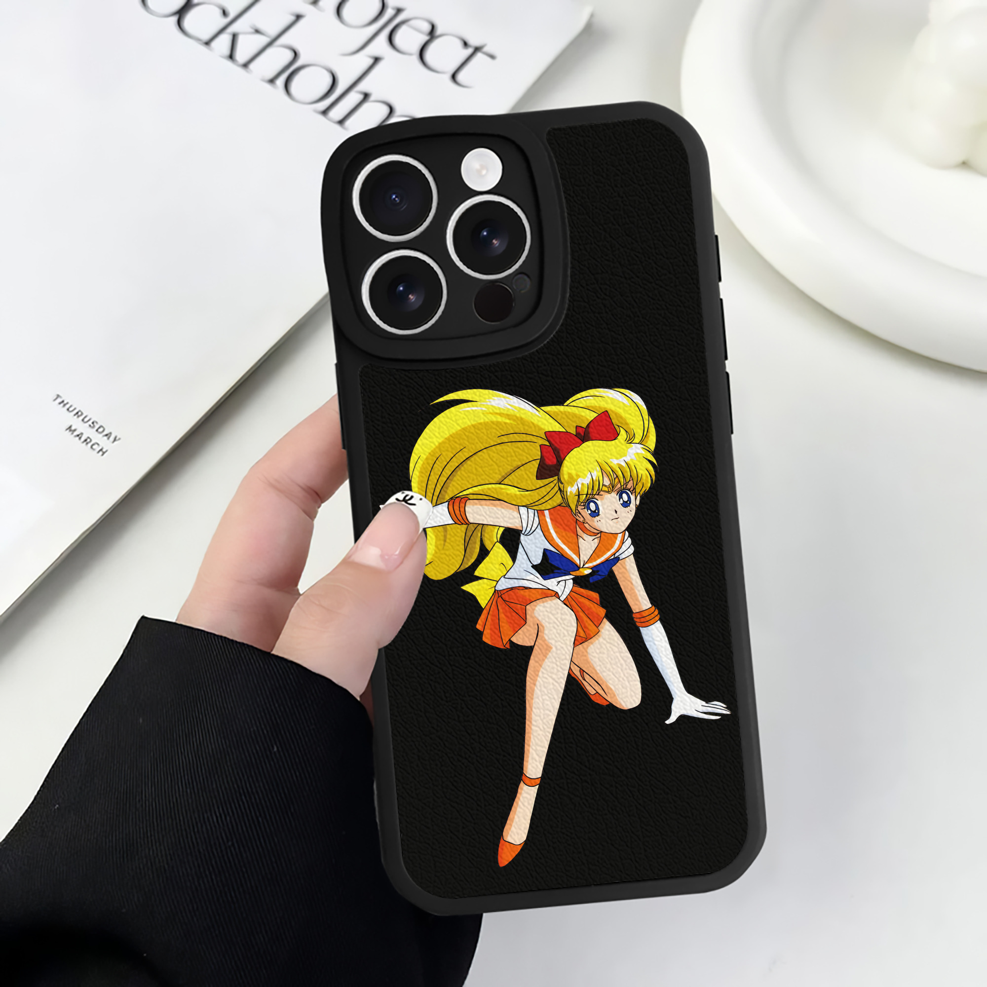 （画像用） 美少女戦士セーラームーン 愛野 美奈子 あいの みなこ Sailor Moon Aino Minako 【iPhone 16シリーズ対応】シリコンスマホケース（レザー調） 材質：シリコン